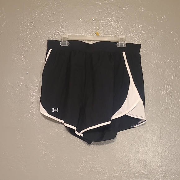 Under Armour Women's Athletic Shorts in Black and White NWT Size 1X - Picture 1 of 8